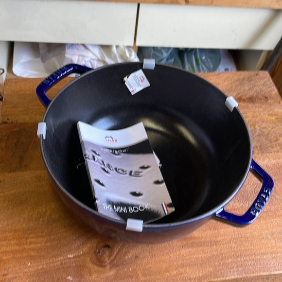 Staub essential French round 3.75QT Blue NEW - Picture 2 of 3